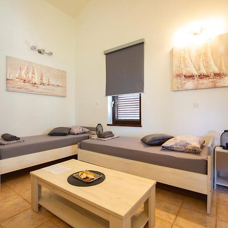 Apartments Ela Новаля Екстериор снимка