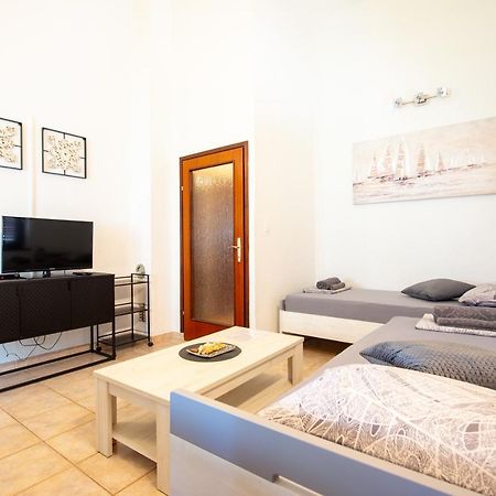 Apartments Ela Новаля Екстериор снимка