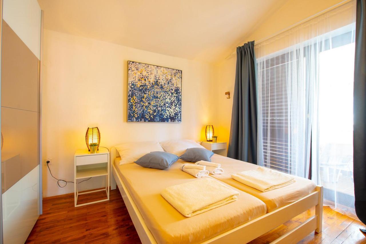 Apartments Ela Новаля Екстериор снимка