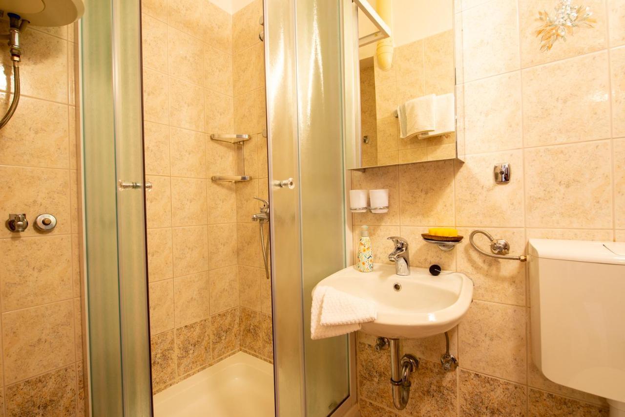 Apartments Ela Новаля Екстериор снимка