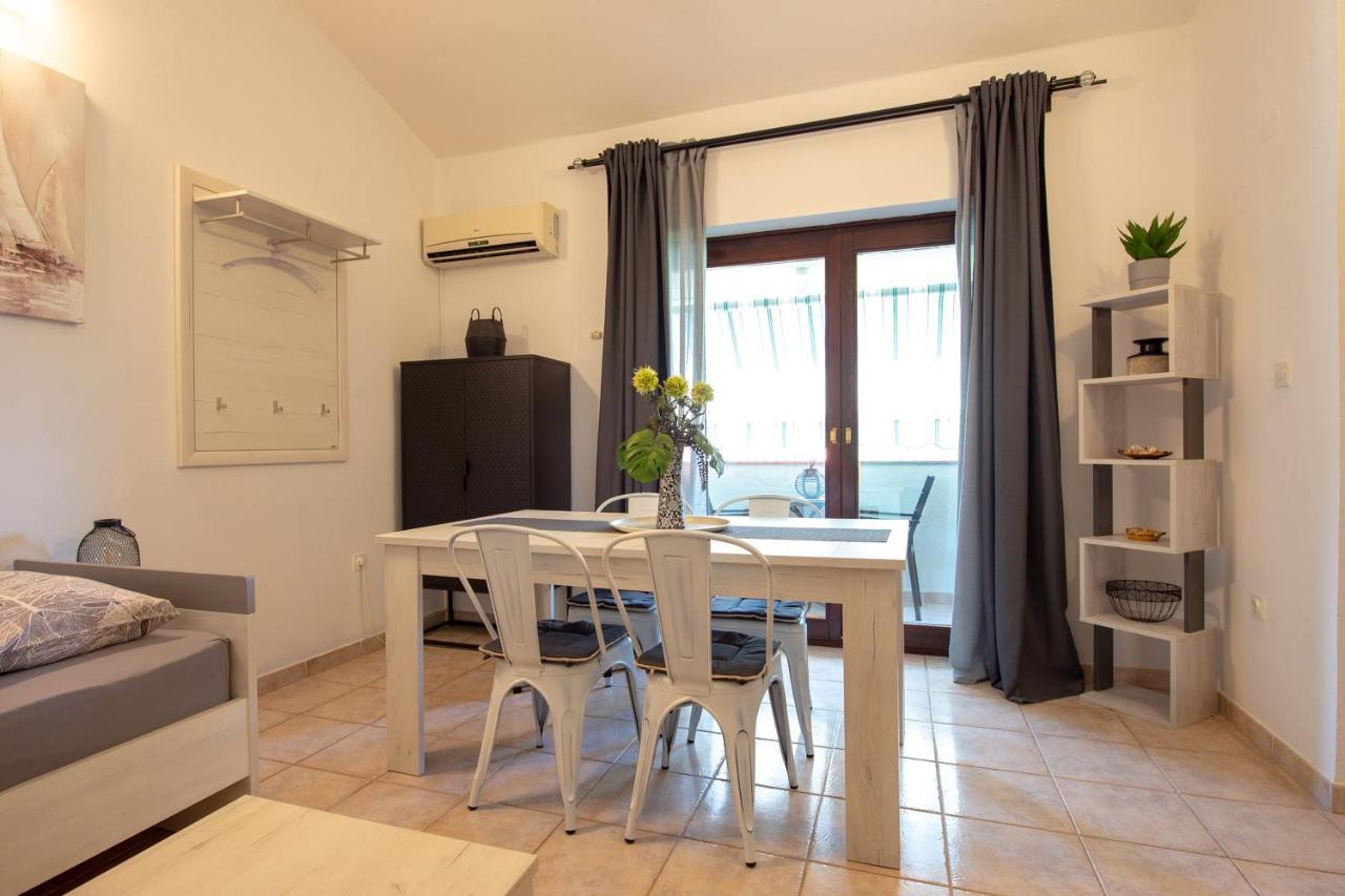 Apartments Ela Новаля Екстериор снимка