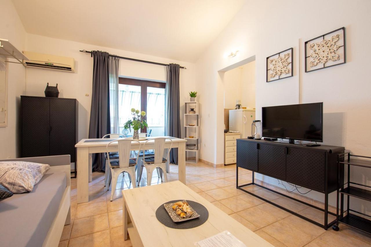 Apartments Ela Новаля Екстериор снимка