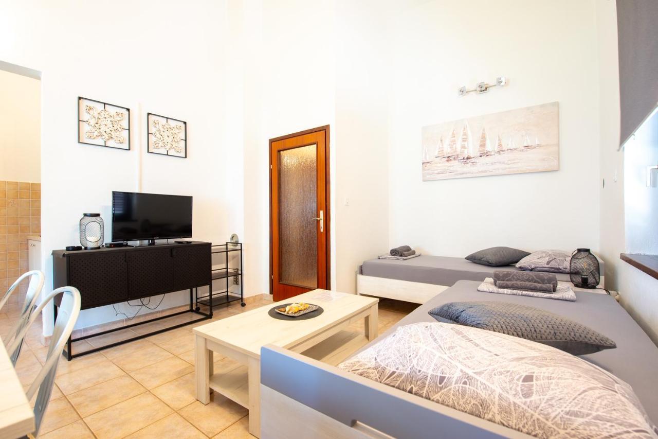 Apartments Ela Новаля Екстериор снимка